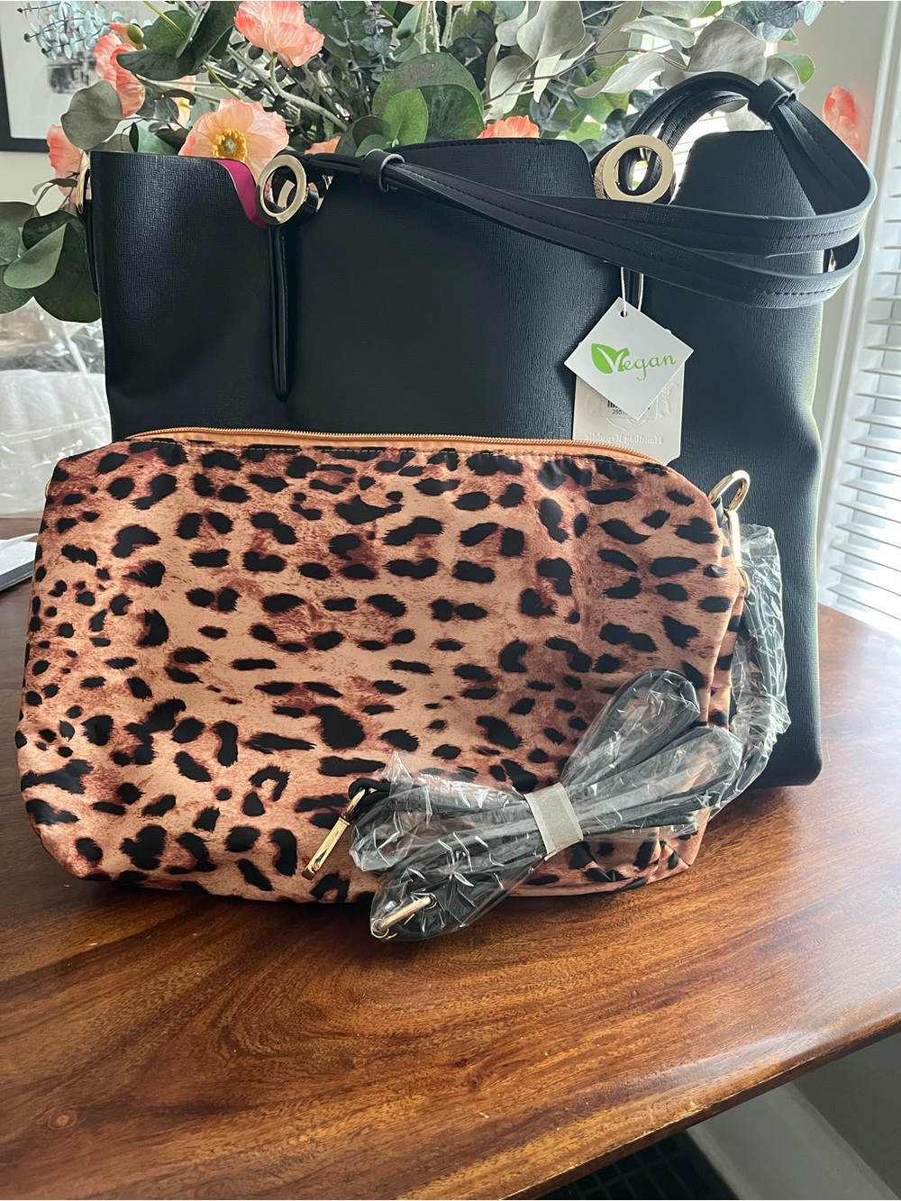 HR Black Vegan Leather Tote with Leopard Pouch NWT - Picture 2 of 10
